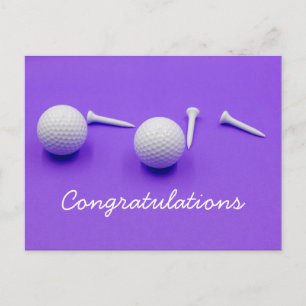 Cartão Postal Bola de golfe e tee branco estão em fundo roxo