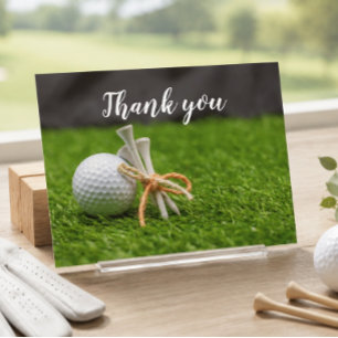 Cartão Postal Bola de golfe e tee estão na grama verde obrigado