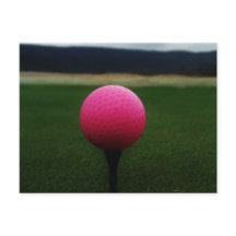 Bola de Golfe Rosa em campo de golfe na montanha