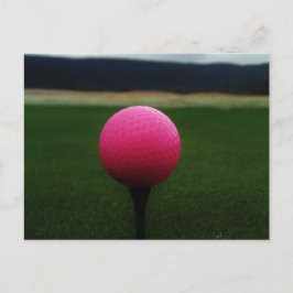 Cartão Postal Bola de Golfe Rosa em campo de golfe na montanha