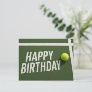 Cartão Postal Bola de tênis com Feliz Aniversário no campo
