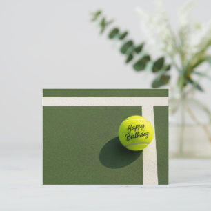 Cartão Postal Bola de tênis com Feliz Aniversário no campo