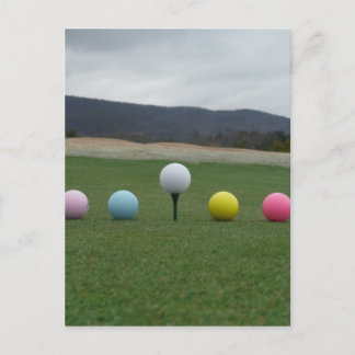 Cartão Postal Bolas de Golfe de cor brilhante em uma montanha