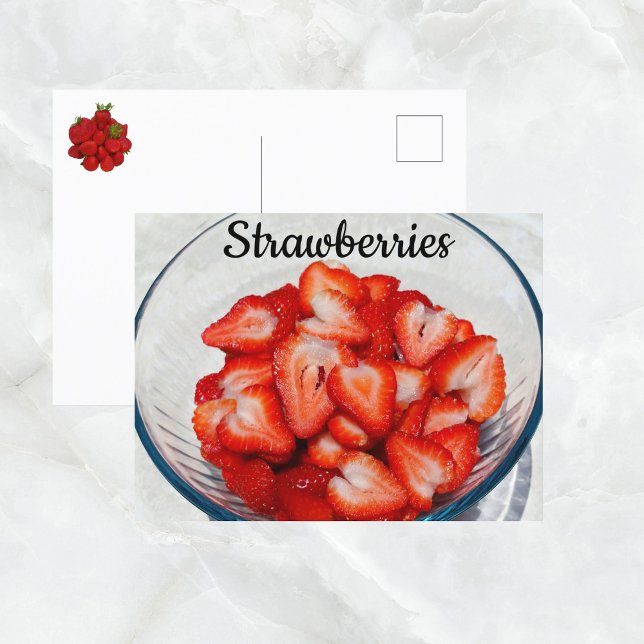 Cartão Postal Bolsa de Morangos Vermelhos Fatiados Fotográfica (Criador carregado)