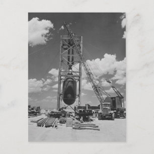 Cartão Postal Bomba atômica jumbo posicionada para o teste de T