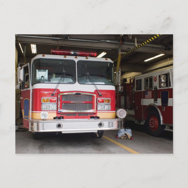 Cartão Postal Bombeiros estacionados na estação (Frente)