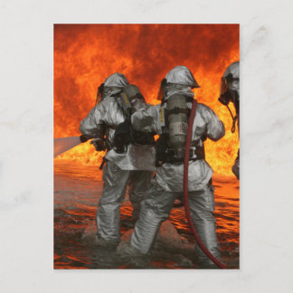 Cartão Postal Bombeiros que combatem um incêndio
