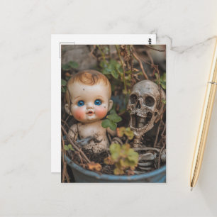 Cartão Postal Boneca Macabra e Esqueleto em uma Planta