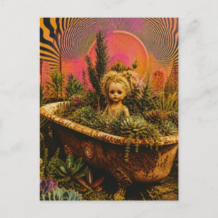 Cartão Postal Boneca numa Banheira de Plantas Arte Divertida de