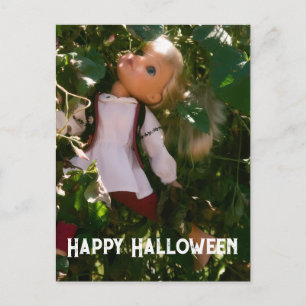Cartão Postal Boneca Quebrada de Halloween no Jardim