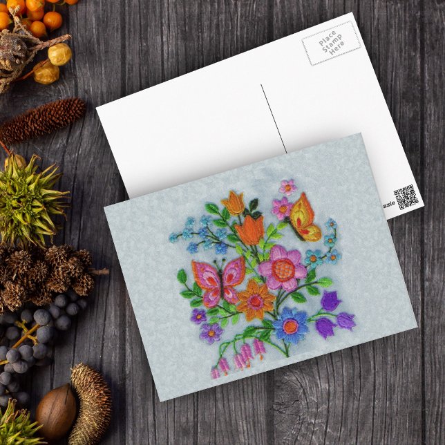 Cartão Postal Borboletas das flores do Buquê primavera (Embroidered look bouquet colourful flowers with butterflies on grey postcard.)