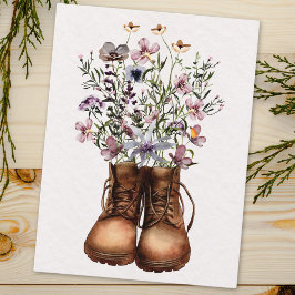 Cartão Postal Botas de Caminhada ao Ar Livre Flor Silvestre Roxa