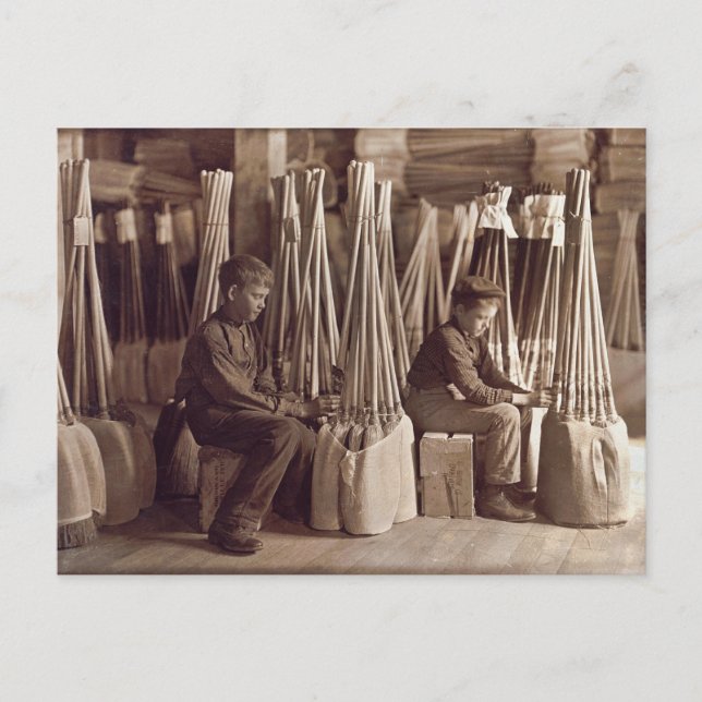 Cartão Postal Boys Packking Brooms, 1908 (Frente)