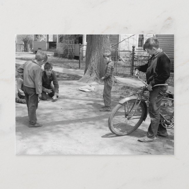 Cartão Postal Boys Playing Marbles, Woodbine, Iowa, 1940 (Frente)