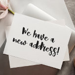 Cartão Postal Branco Negro Minimalista Nós Mudamos De Novo Movim<br><div class="desc">Este moderno minimalista que movemos o cartão-postal do anúncio apresenta riscas de pincel em preto e branco.</div>