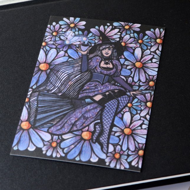 Cartão Postal Bruxa do Café Roxo Daisy Art (Criador carregado)