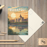 Cartão Postal Budapest Hungary Viagem Art Vintage<br><div class="desc">Design de viagem de vetor retrô de Budapeste em estilo emblema. Budapeste,  capital da Hungria,  é bissecada pelo rio Danúbio. Sua Ponte em Cadeia do século XIX conecta o distrito de Hilly Buda com Pest plano.</div>
