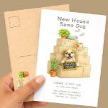 Cartão Postal Bulldog New House Moving Announcement<br><div class="desc">Share your exciting news with this adorable Bulldog moving announcement card featuring a sweet bulldog puppy sitting among stacked moving boxes holding a “We’ve Moved” sign. The charming watercolor illustration and cozy packing details create a warm and playful way to tell friends and family about your new home. Perfect for...</div>