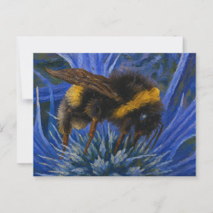 Cartão Postal Bumblebee sobre o Thistle Azul