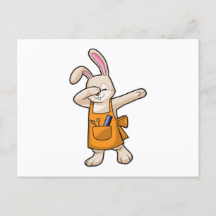 Cartão Postal Bunny como cabeleireiro com comb e tesoura