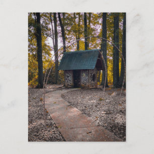 Cartão Postal Cabana Rústica da Floresta com Caminho de Pedra
