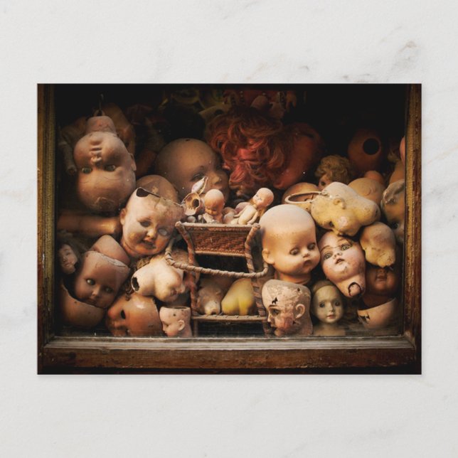 Cartão Postal Cabeças de boneca decapitadas assustadoras (Frente)