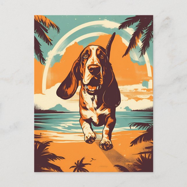 Cartão Postal Caça-Basset na praia tropical durante o pôr do sol (Frente)