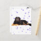 Cartão Postal Cachorro com Corações Púrpuros Caindo (Frente/Verso In Situ)
