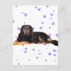 Cartão Postal Cachorro com Corações Púrpuros Caindo (Frente)