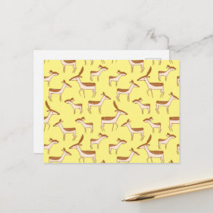 Cartão Postal Cachorro de Veado e Família no Amarelo Pastel