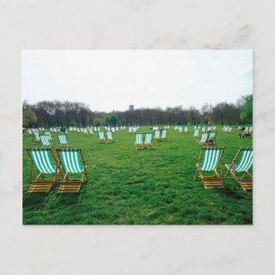 Cartão Postal Cadeiras de Decks Espalhadas no Parque Verde, Lond