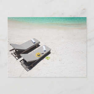 Cartão Postal Cadeiras de solteiro em uma praia