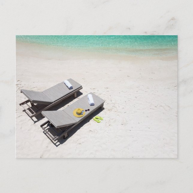 Cartão Postal Cadeiras de solteiro em uma praia (Frente)
