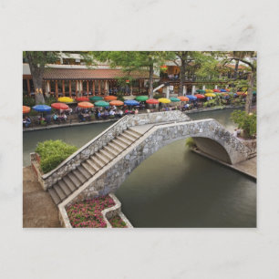 Cartão Postal Café ao ar livre ao longo do rio Walk e ponte sobr