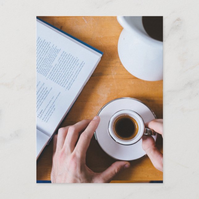 Cartão Postal Café e livro; Domingo Preguiçoso (Frente)