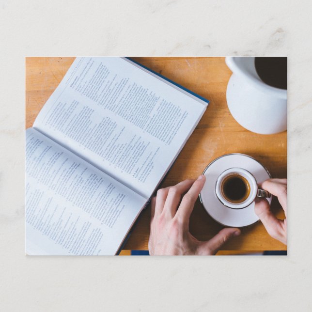 Cartão Postal Café e livro; Domingo Preguiçoso (Frente)