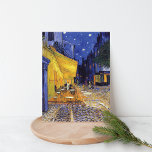 Cartão Postal Cafe Terrace na Noite Vincent van Gogh<br><div class="desc">Um cartão postal de belas artes com a pintura a óleo Impressionista postada por Vincent van Gogh (1853-1890),  Cafe Terrace at Night (1888). Criado em Arles,  França em frente a uma popular cafeteria no Rue Du Palais.</div>