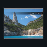 Cartão Postal Cala Goloritze Beach, bar Sardenha<br><div class="desc">Cartão postal da grande rocha escaladora na praia de Cala Goloritze,  no Golfo de Orosei,  na ilha da Sardenha,  no Mar Mediterrâneo,  Itália,  com um bar fraco e o texto: "Sardenha".</div>