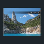 Cartão Postal Cala Goloritze Beach, bar Sardenha<br><div class="desc">Cartão postal da grande rocha escaladora na praia de Cala Goloritze,  no Golfo de Orosei,  na ilha da Sardenha,  no Mar Mediterrâneo,  Itália,  com um bar fraco e o texto: "Sardenha".</div>