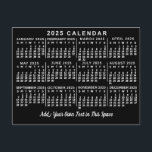 Cartão Postal Calendário Mensal do Ano 2025 Clássico Preto e Bra<br><div class="desc">Este cartão-postal de calendário de 2025 mostra os dias da semana para cada mês em branco sobre um fundo preto. É o calendário mensal minimalista perfeito se você está procurando por uma aparência simples e clássica profissional. Sempre saiba qual é a data e verifique os dias da semana com este...</div>