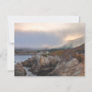 Cartão Postal Califórnia Foggy Rocky Coastline em Sunrise