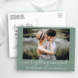Cartão Postal Caligrafia Casando Verde Salvar Data<br><div class="desc">Foto do Casal de Script de Tendy Calliografia Moderna que estamos nos casando Salve o Cartão-Postal de Anúncio do Noivado de Data - Verde Sage</div>