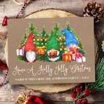 Cartão Postal Caligrafia divertida Holly Jolly Kraft Natal Gnomo<br><div class="desc">O moderno roteiro de caligrafia divertida tem um cartão-postal dos gnomos de aquarelas de Natal Holly Jolly com Pine Trees. Nome da Família e Ano - luzes coloridas de cordas</div>