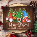 Cartão Postal Caligrafia divertida Madeira Feliz Natal Gnomos<br><div class="desc">A Caligrafia Moderna Escreve Um Cartaz De Gnomos De Aquarelas De Natal Feliz Com Pinheiros. Nome da Família e Ano - Madeira do País Russo e luzes coloridas de cordas.</div>