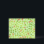 Cartão Postal Camarões d'água e Rainbows Irish St Patty's<br><div class="desc">Um padrão aquarela de shamrocks e arco-íris traz a sorte dos irlandeses e decora este cartão. Mão pintada por mim para você. Adicione seu próprio texto ou altere as cores. Para mais designs e cores,  verifique meu compro! Ou me avise se quiser algo personalizado.</div>