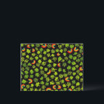 Cartão Postal Camarões d'água e Rainbows Irish St Patty's<br><div class="desc">Um padrão aquarela de shamrocks e arco-íris traz a sorte dos irlandeses e decora este cartão. Mão pintada por mim para você. Adicione seu próprio texto ou altere as cores. Para mais designs e cores,  verifique meu compro! Ou me avise se quiser algo personalizado.</div>