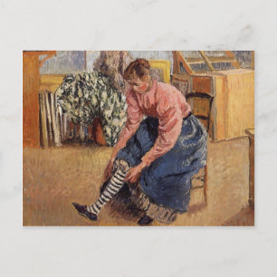 Cartão Postal Camille Pissarro - Mulher Colocando suas meias