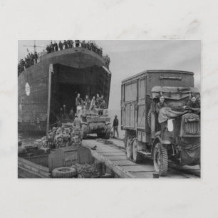 Cartão Postal Caminhões e tropas que desembarcam na Segunda Gue