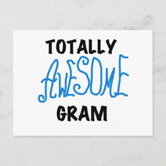 Cartão Postal Camiseta azul e presentes do grama totalmente