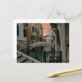 Cartão Postal Canal e Ponte do Pôr do Sol em Veneza – Romântico